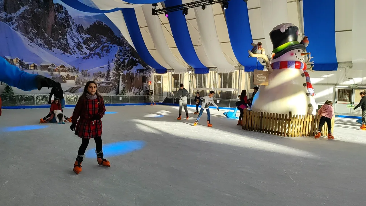 Pista patinaje sobre hielo en Zaragoza en Navidad.