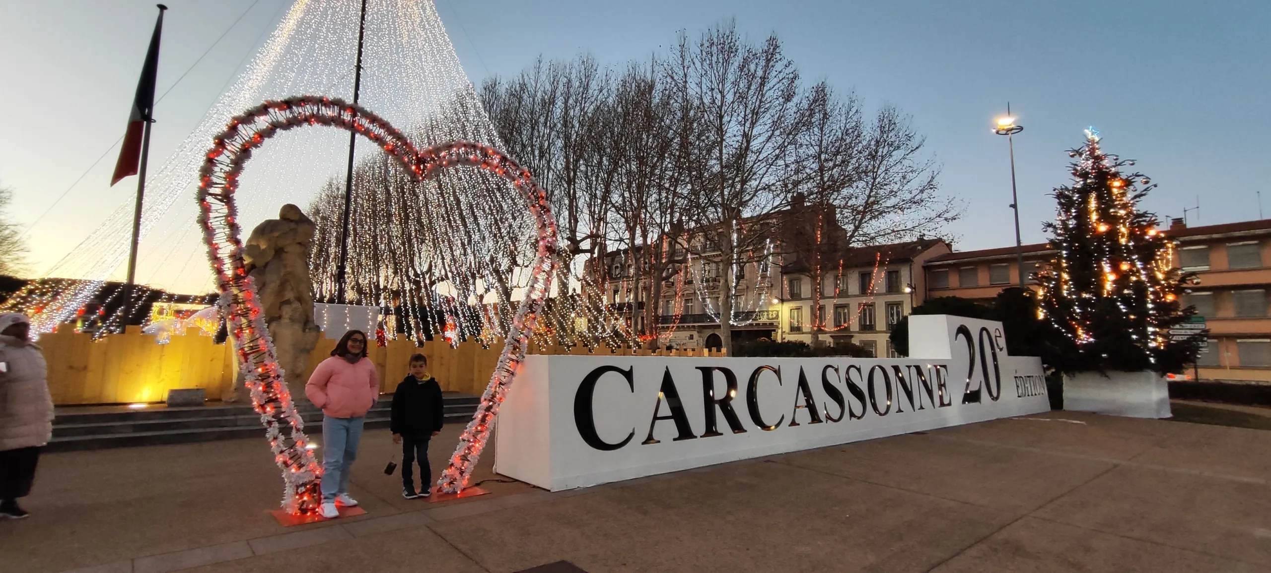 Zagales viajeros en Carcassonne en Navidad. Francia.