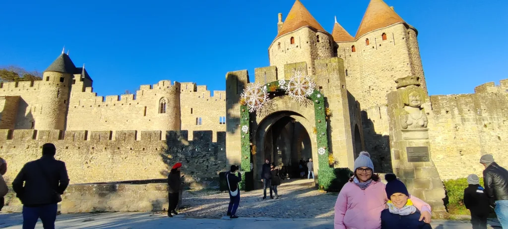 Zagales viajeros en el Castillo de Carcassonne. Francia.