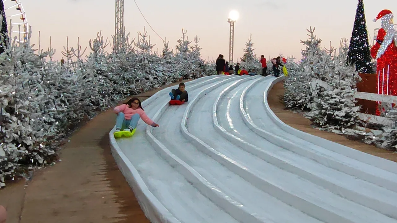Toboganes de hielo en Le Bacares. Francia.