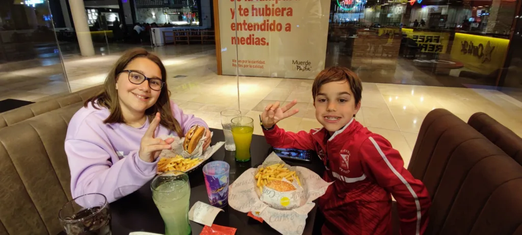 Zagales viajeros en Carls Jr Burgers. Zaragoza.