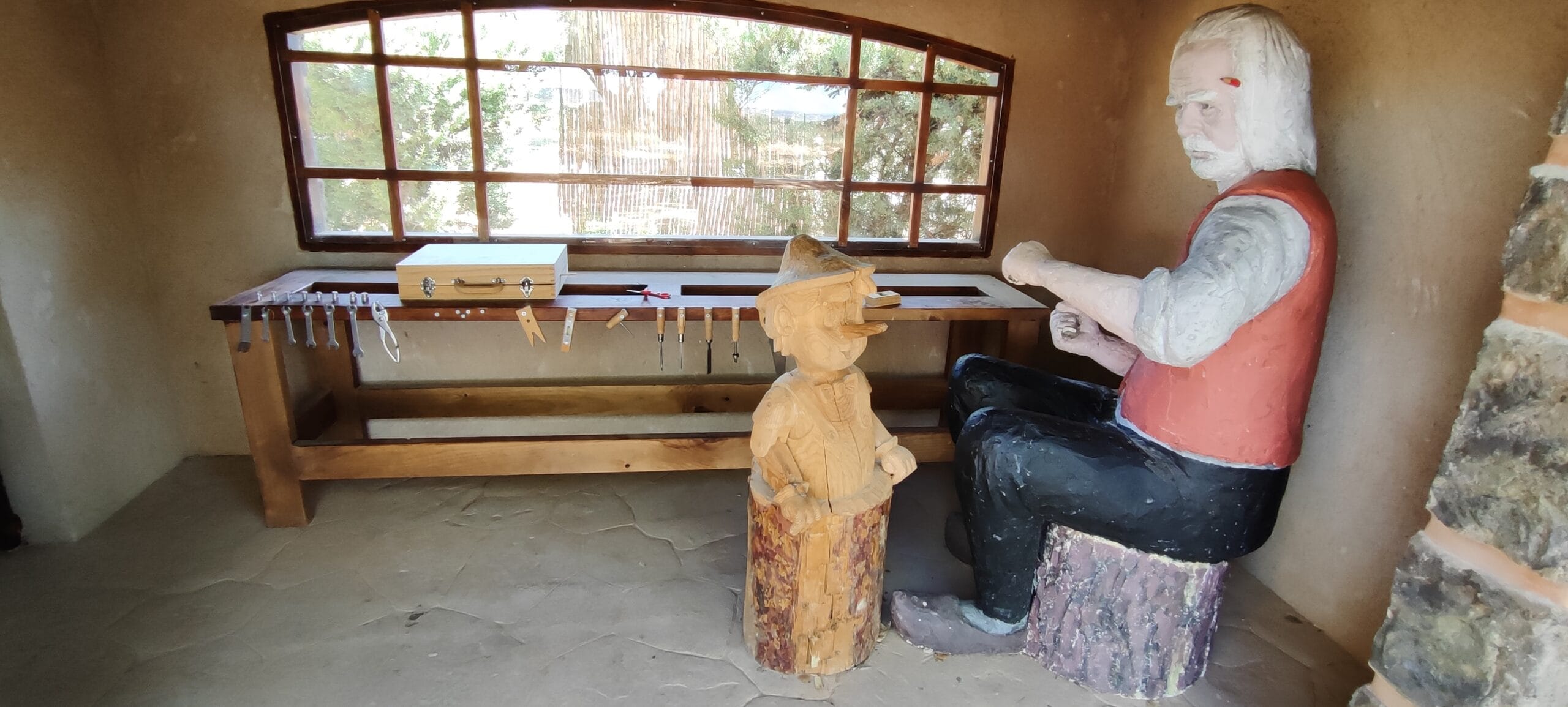 La carpintería de Gepetto en Un Paseo de Cuento. Villarquemado en Teruel.