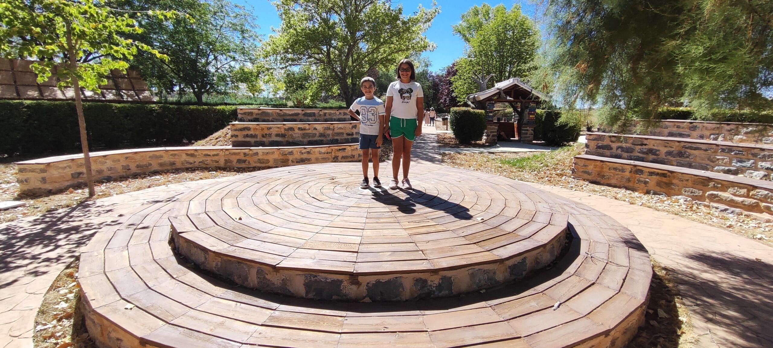 La casita de los cuentos y la loma cuenta-cuentos en Un Paseo de Cuento. Villarquemado en Teruel.