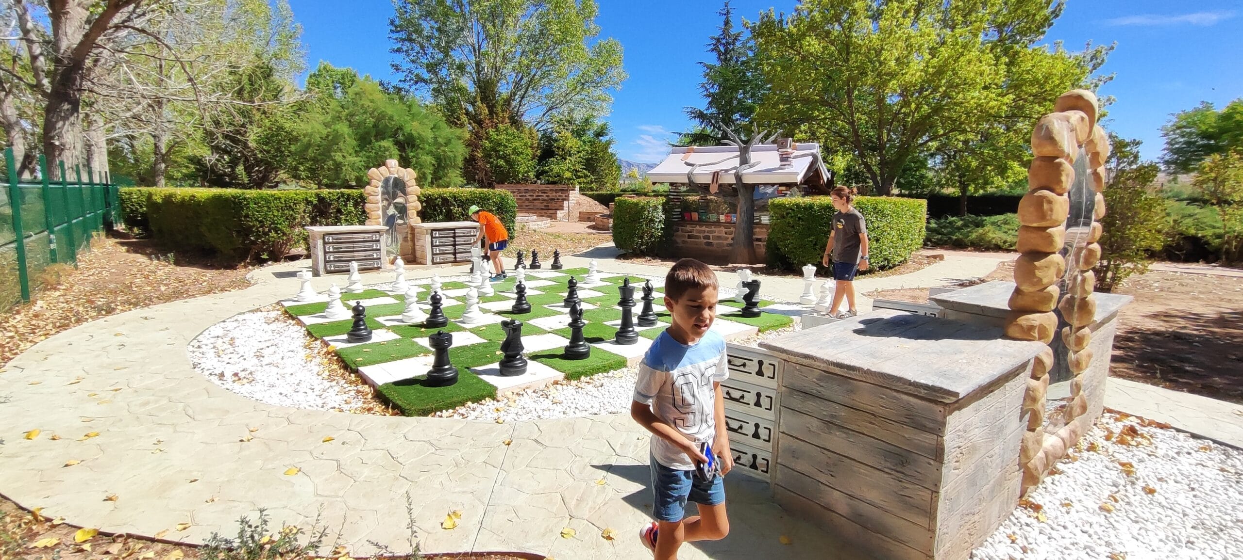 El ajedrez de Alicia en Un Paseo de Cuento. Villarquemado en Teruel.