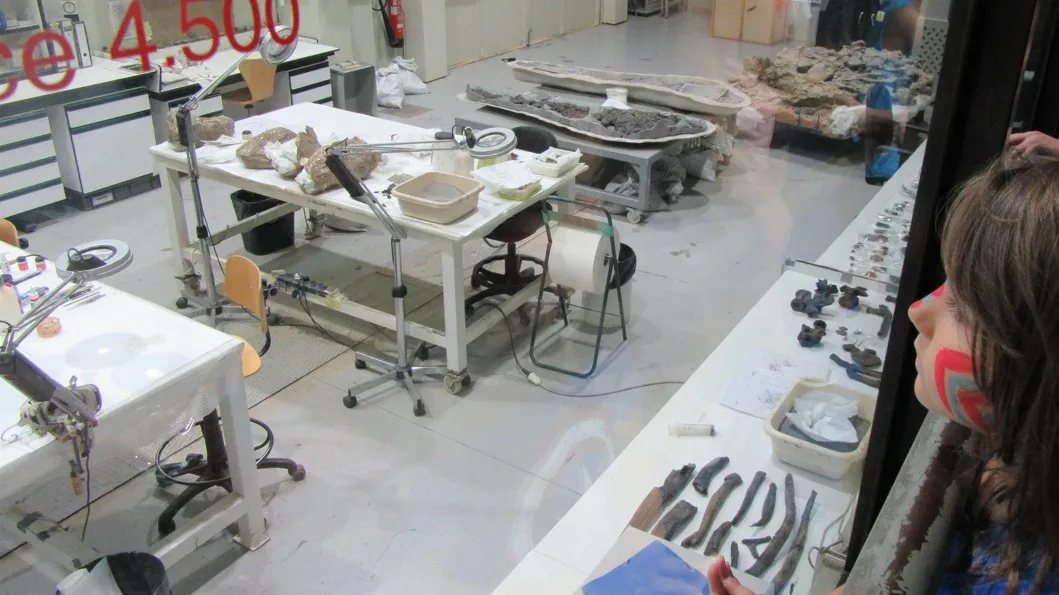 Laboratorio en el Museo Paleontológico en Dinópolis. Teruel.