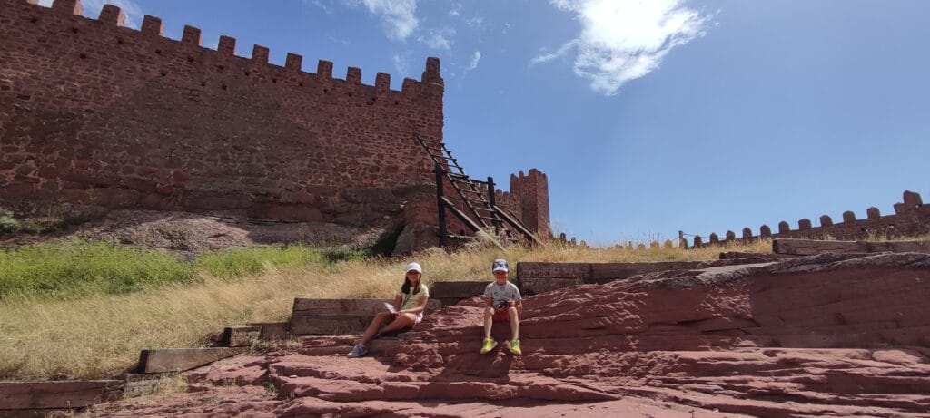 Zagales viajeros en el Castillo de Peracense. Teruel.