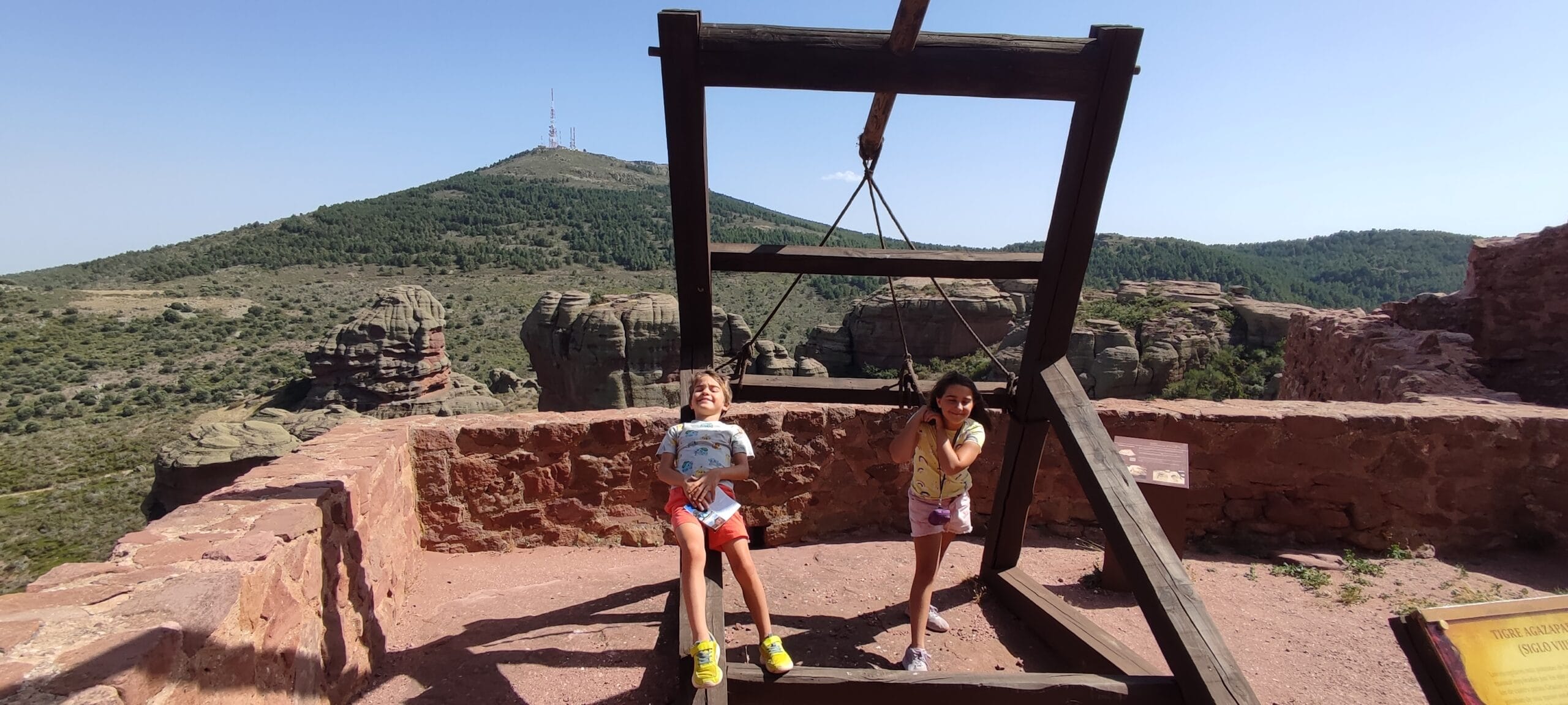 Zagales viajeros en las catapultas del Castillo de Peracense. Teruel.