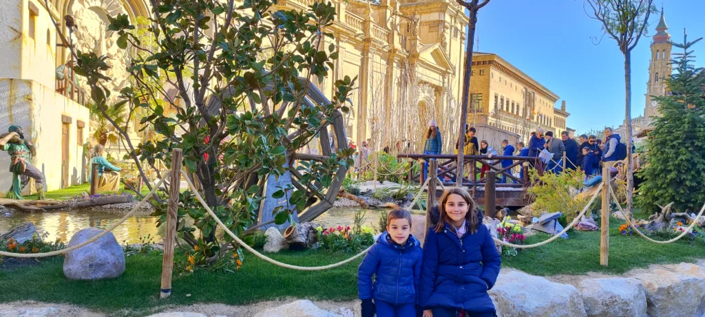 Zagales viajeros en la Plaza del Pilar de Zaragoza en Navidad.