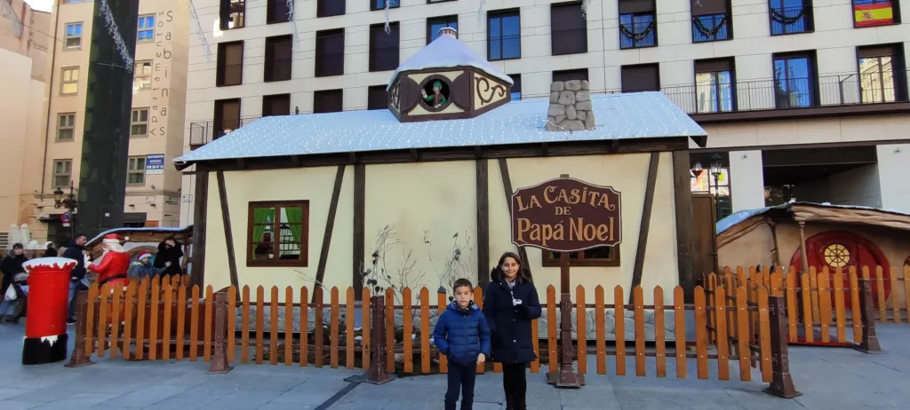 La Casita de Papá Noel en la Plaza del Pilar de Zaragoza en Navidad.