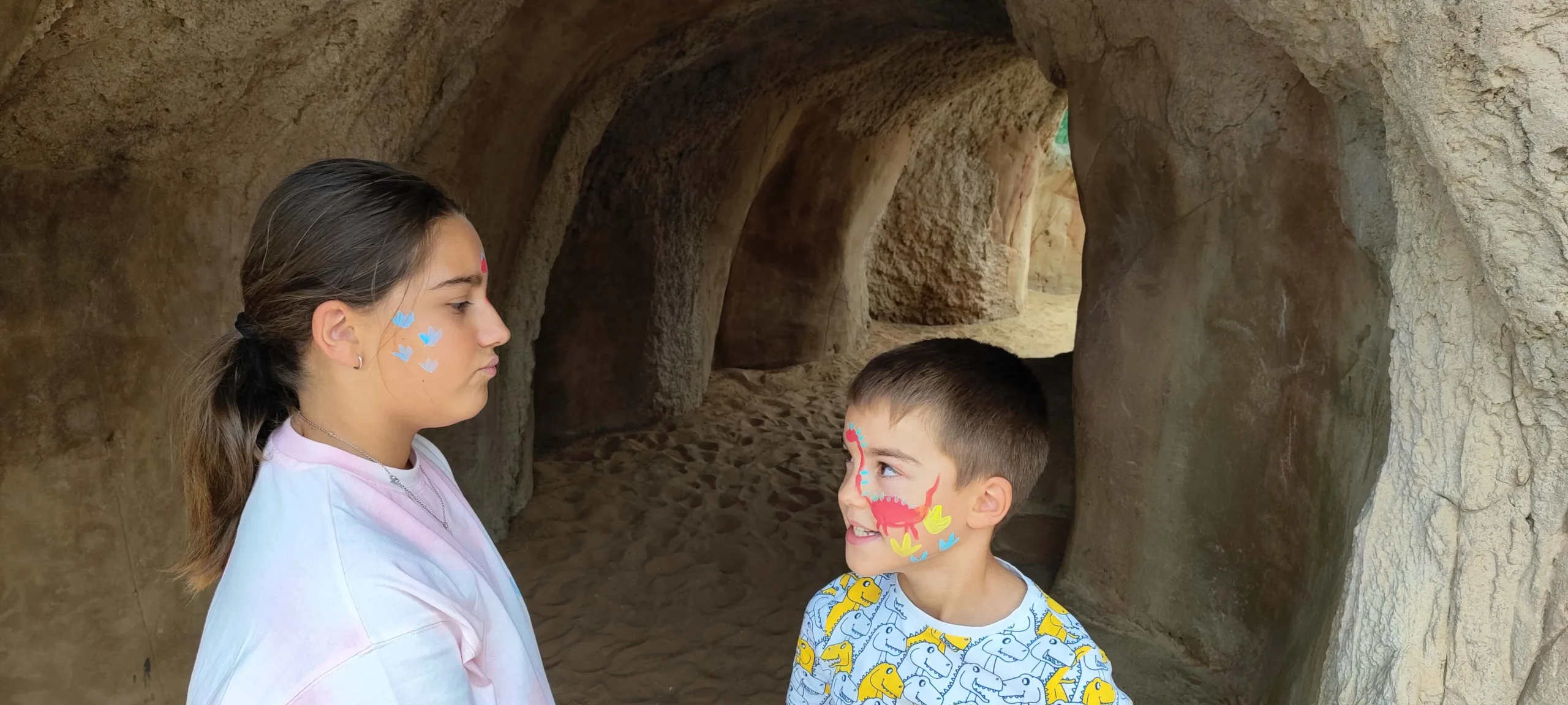 Pintacaras en Dinópolis. Teruel.