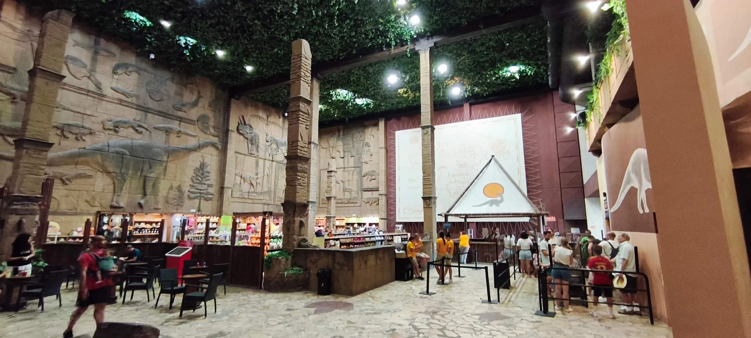 Dinotienda en Dinópolis. Teruel.