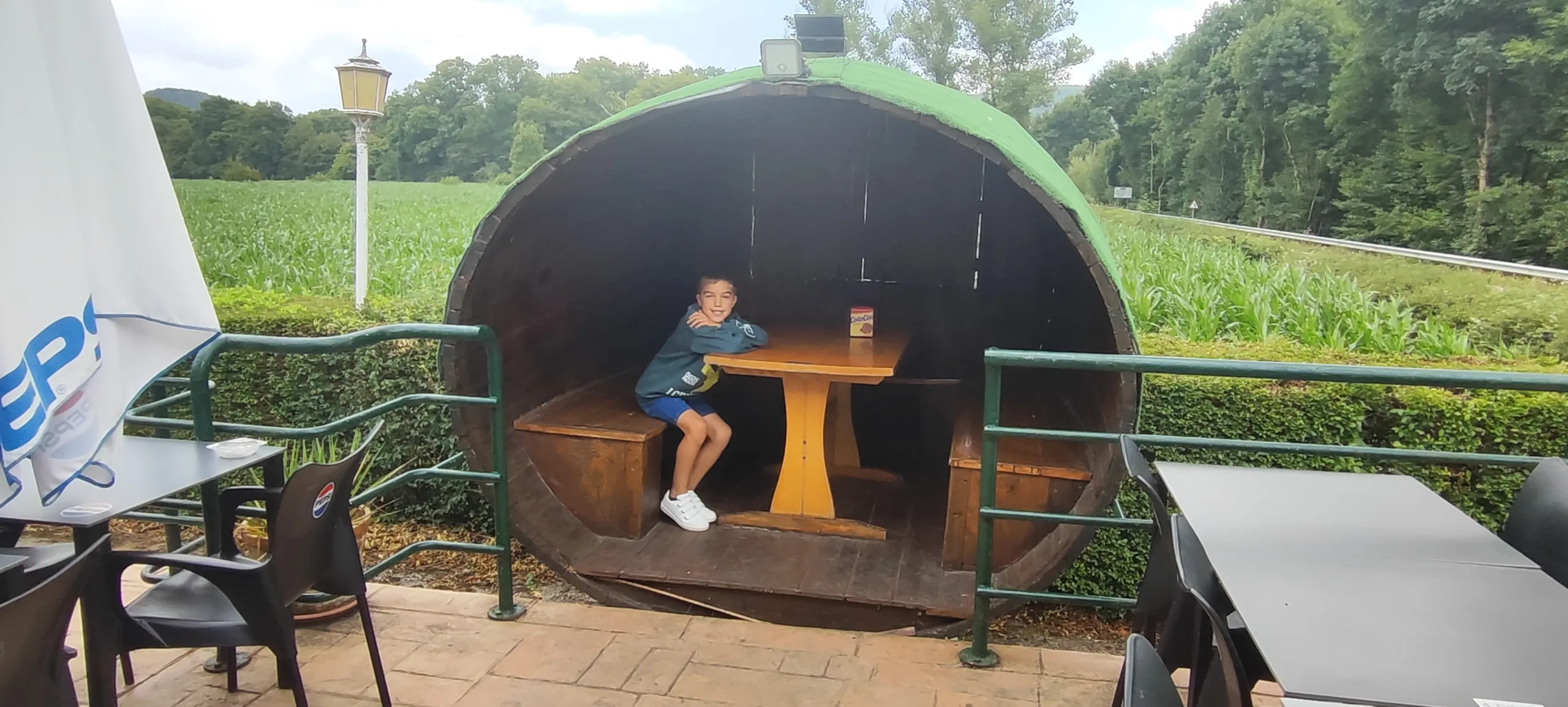 Terraza exterio de la Sidreria Aitona en Valle de Ulzama.