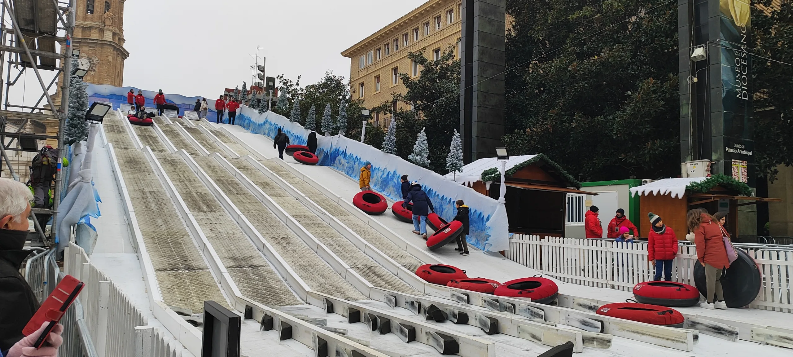 Pista de trineos neumáticos en Zaragoza en Navidad.