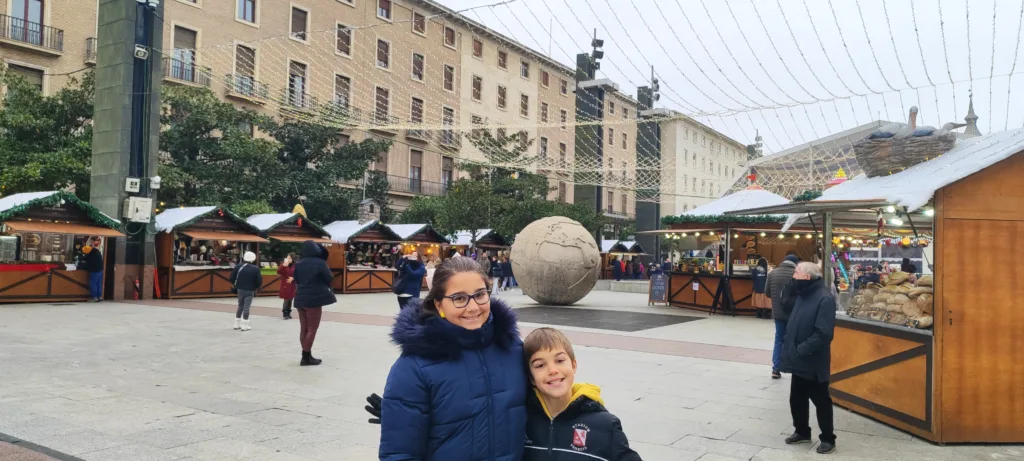 Zagales viajeros en la Plaza del Pilar de Zaragoza en Navidad.