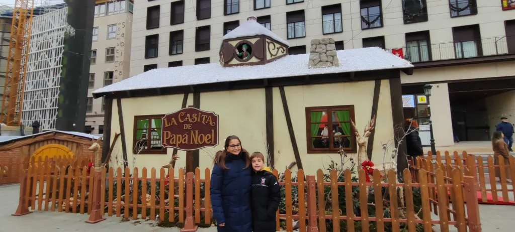 La Casita de Papá Noel en la Plaza del Pilar de Zaragoza en Navidad.