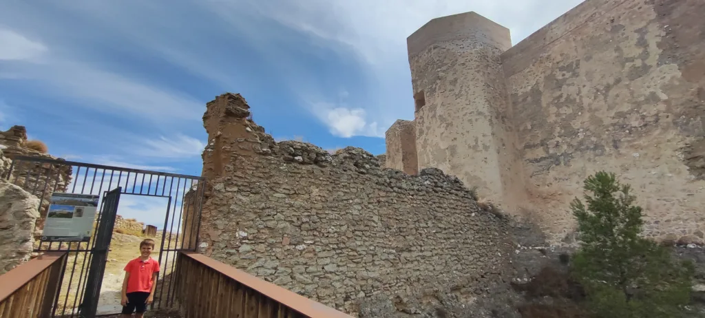 Zagales viajeros en el Castillo de Ayub. Calatayud.