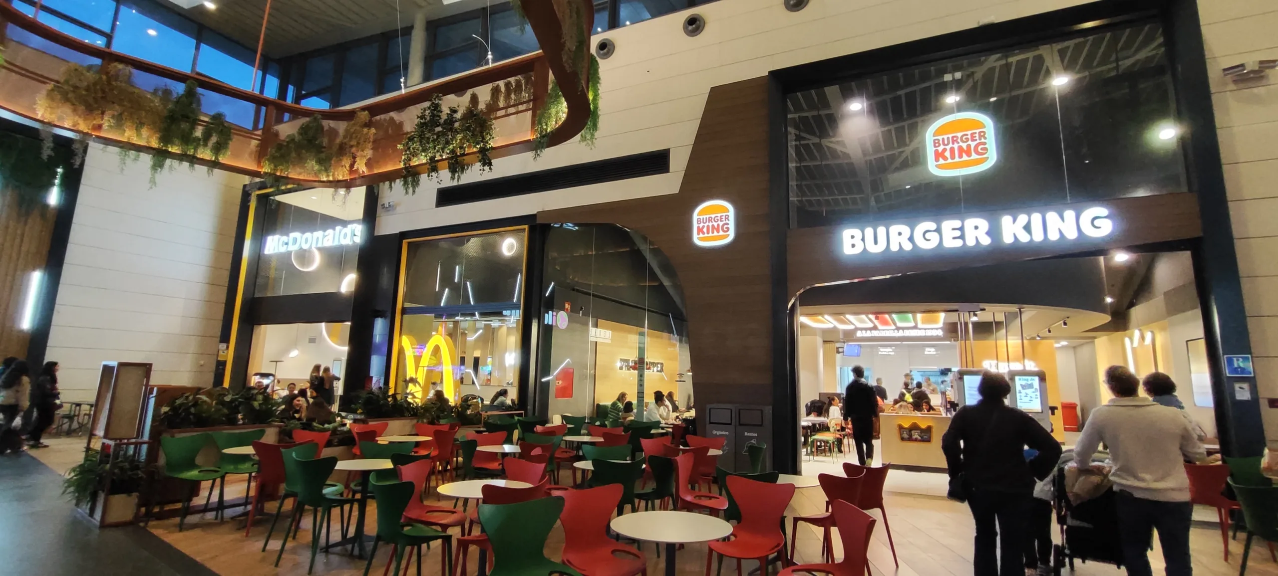 McDonald's y Burger King en Puerto Venecia. Zaragoza.