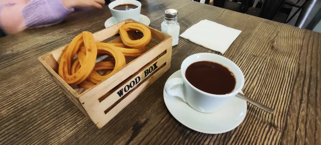 Churros con chocolate en Churrería el Lazo. Puerto de Sagunto.