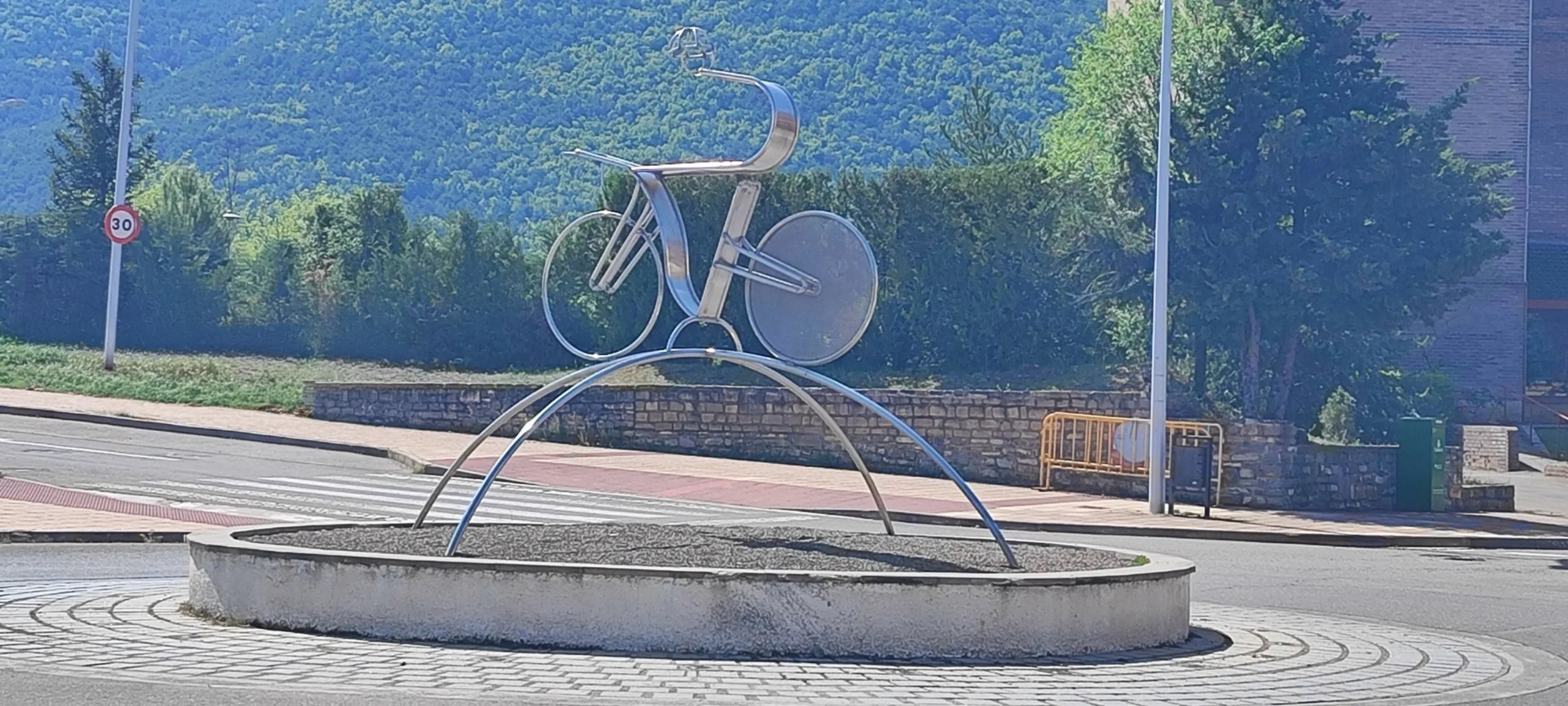 Monumento al ciclista en la rotonda. Sabiñánigo.