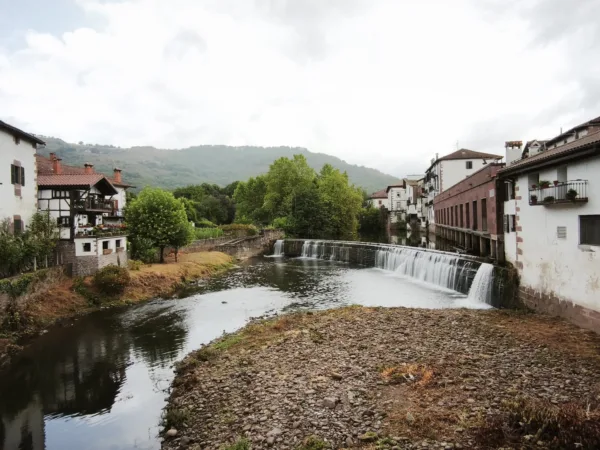 Elizondo, el pueblo navarro con una cascada en pleno centro