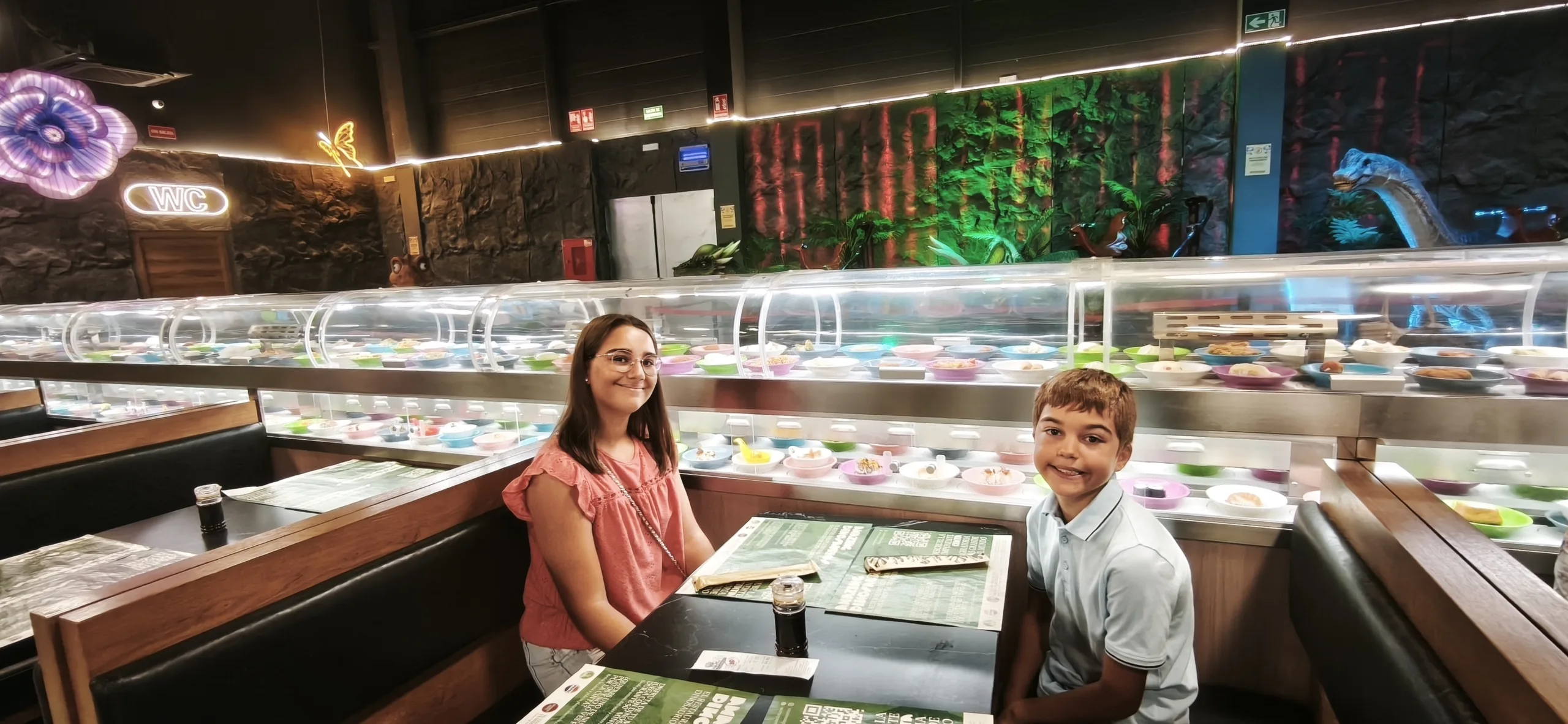 Mesas de Amazing Dinosaurios Buffet. Alfafar. Comunidad Valenciana.
