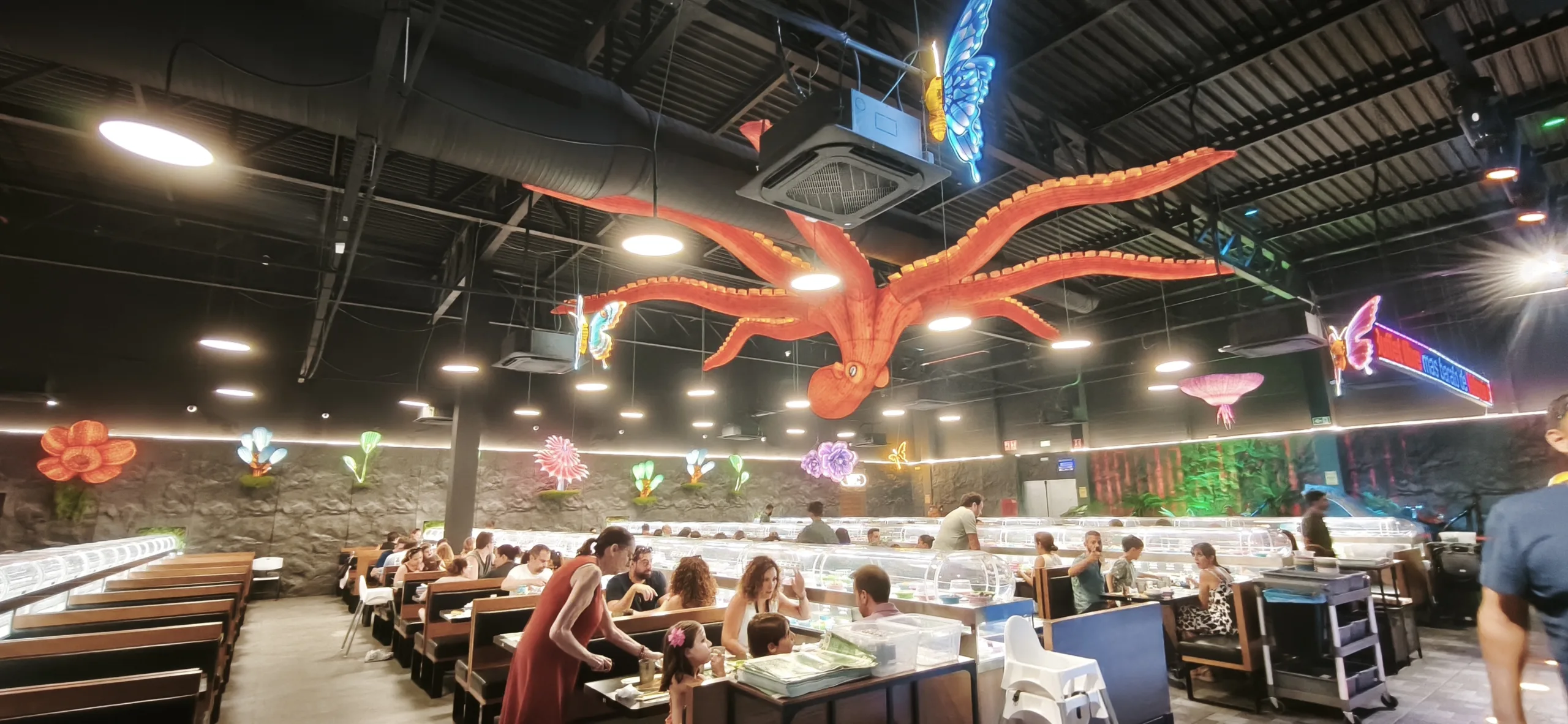 Pulpo enorme en Amazing Dinosaurios Buffet. Alfafar. Comunidad Valenciana.